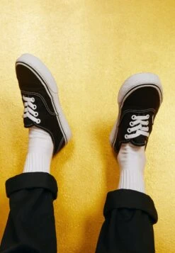 Vans AUTHENTIC - Sneaker Low - Black/true White -Vans 074f382f815049589c7788092ea96963