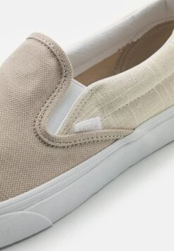 Vans CLASSIC SLIP ON UNISEX - Slipper - Natural -Vans 3e7e925bfa924e9c971bc1a5f2afb9ae