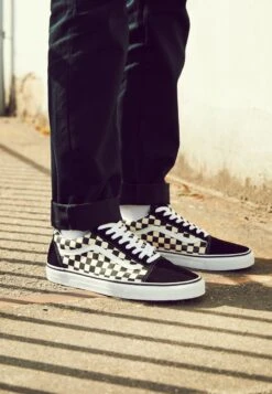 Vans UA OLD SKOOL - Sneaker Low - Black/white -Vans acc92f595b2646e09febc85f3ea8b3da