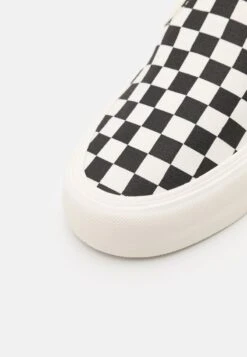 Vans SLIP ON VR3 UNISEX - Sneaker Low - Black/marshmallow -Vans d2dc6b25bd504794836e2f569ee66386