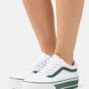 Vans OLD SKOOL STACKFORM - Sneaker Low - Green/true White